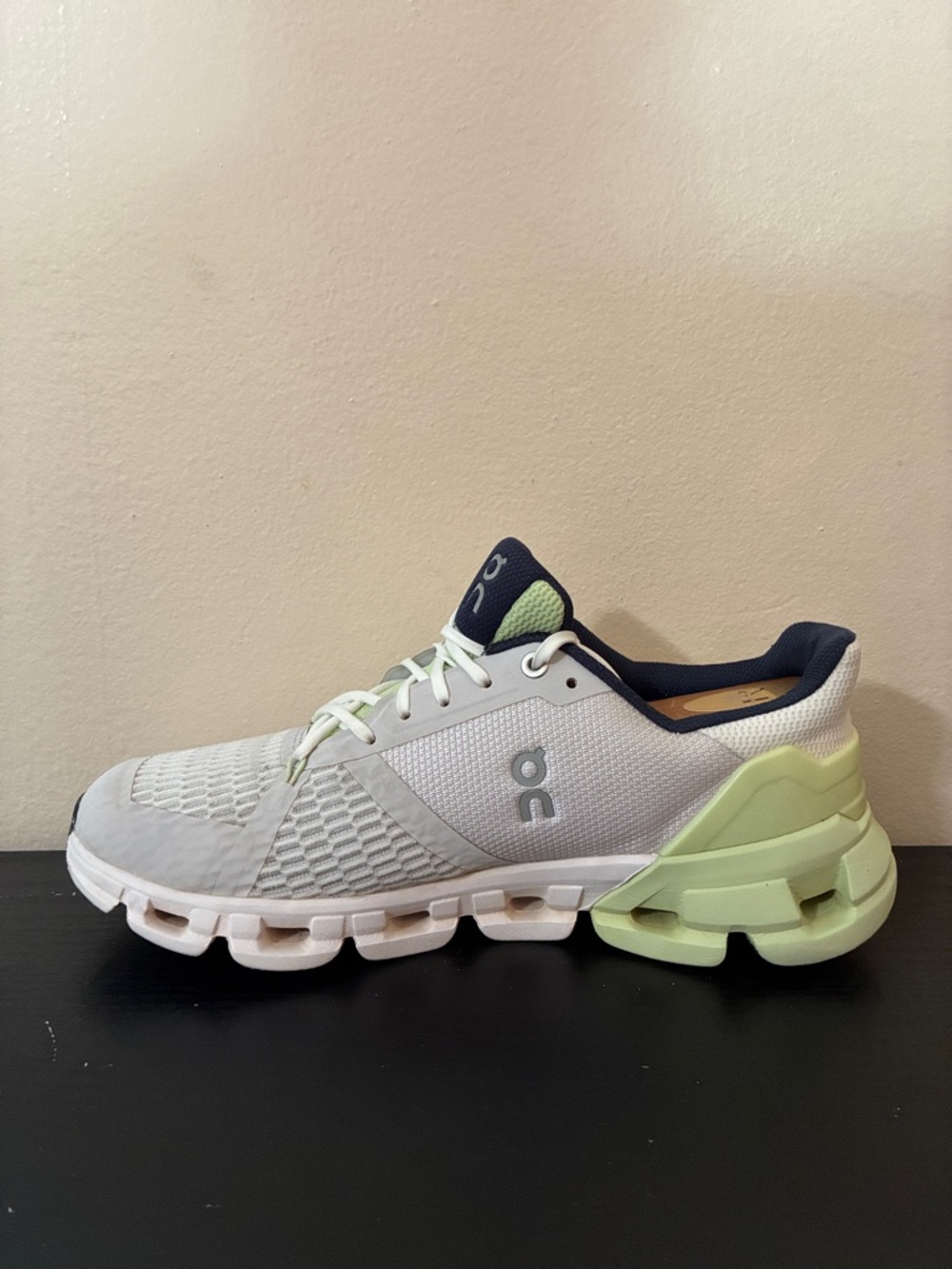On running cloudflyer Womens size 8 sneakers shoes - Picture 3 of 9
